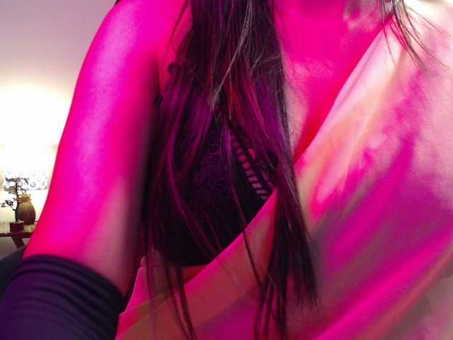 Live sex webcam photo for Ruhani1 #276106565