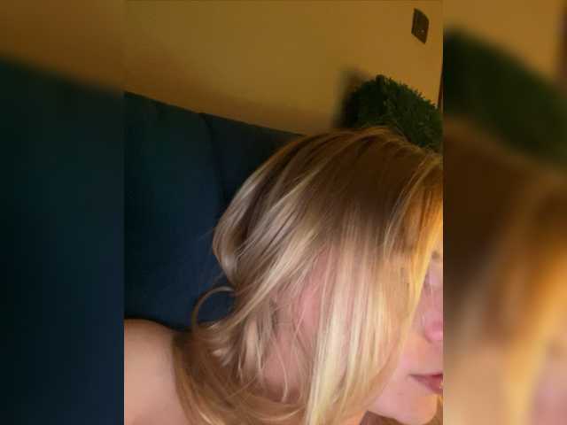 Live sex webcam photo for Ruxandrapurr #277065854