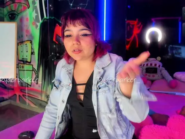 Live sex webcam photo for RyderParker #291567957