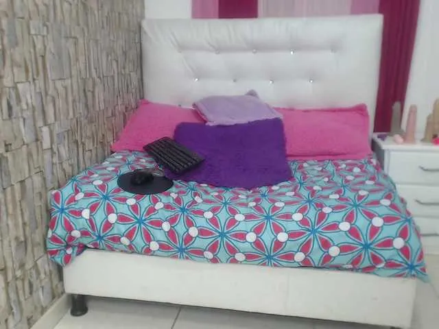 Live sex webcam photo for SAMANTHAA18 #276085620