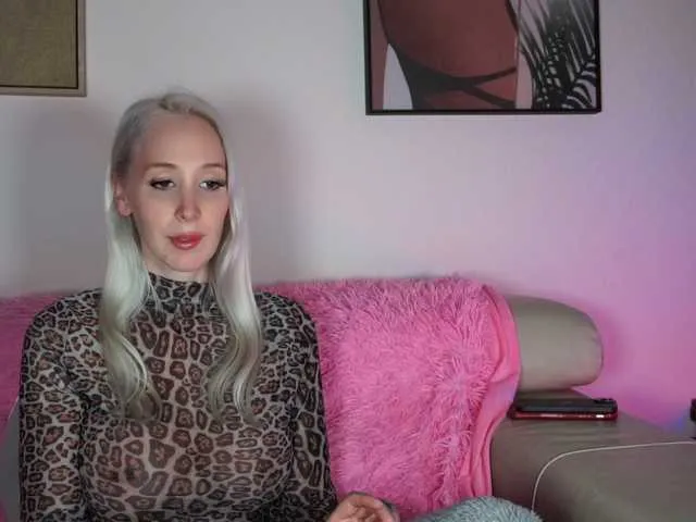 Live sex webcam photo for SCinderella #277550399