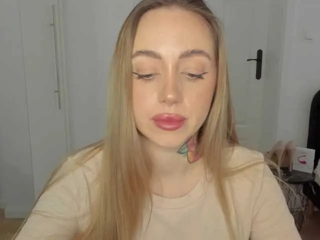 Live sex webcam photo for SEXYcoralie #290400344