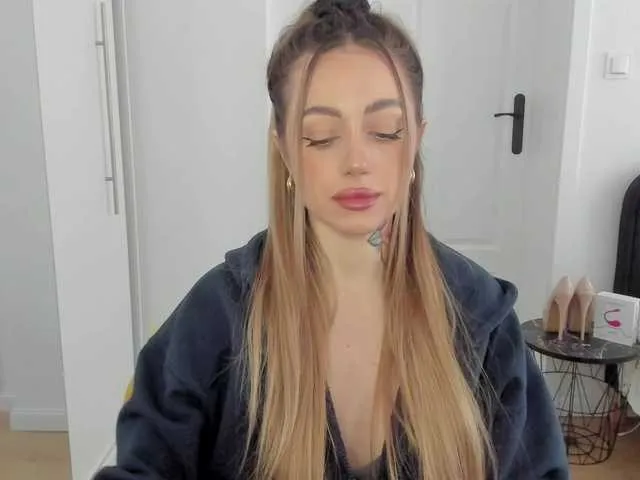 Live sex webcam photo for SEXYcoralie #290407626