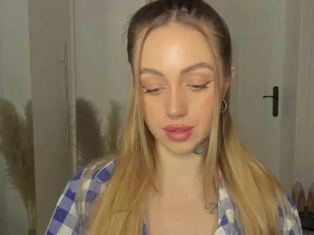 Live sex webcam photo for SEXYcoralie #290423532