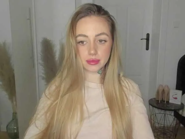 Live sex webcam photo for SEXYcoralie #290433553