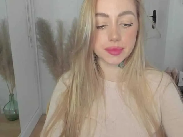 Live sex webcam photo for SEXYcoralie #290480106