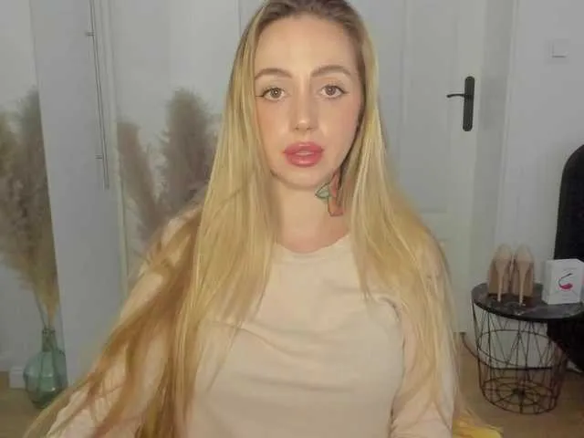 Live sex webcam photo for SEXYcoralie #291010723