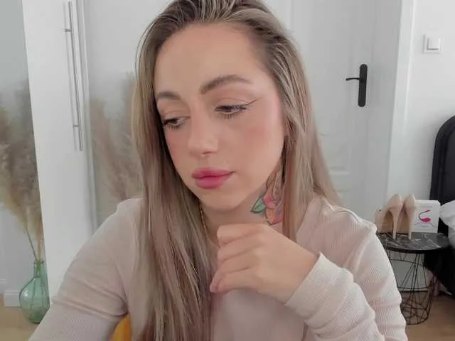 Live sex webcam photo for SEXYcoralie #291111979