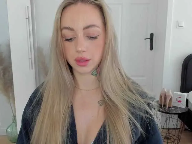 Live sex webcam photo for SEXYcoralie #291118933