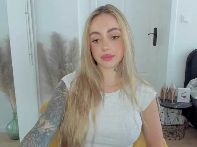 Live sex webcam photo for SEXYcoralie #291245686