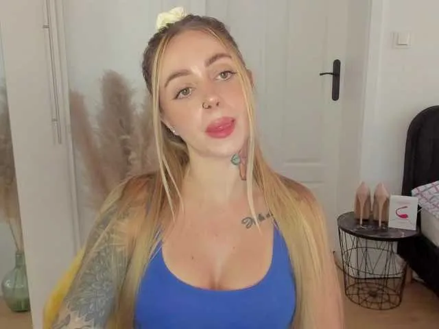 Live sex webcam photo for SEXYcoralie #291556545