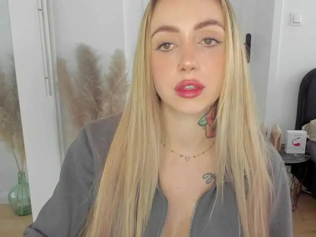 Live sex webcam photo for SEXYcoralie #291743906