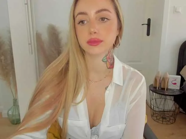 Live sex webcam photo for SEXYcoralie #291783463