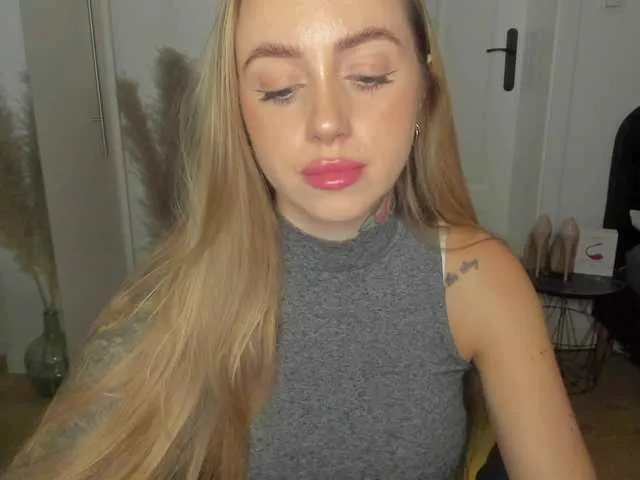 Live sex webcam photo for SEXYcoralie #291792528