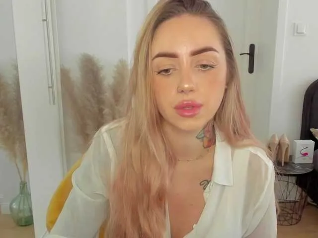 Live sex webcam photo for SEXYcoralie #291851983