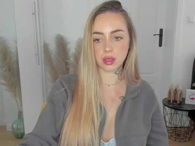 Live sex webcam photo for SEXYcoralie #291893008