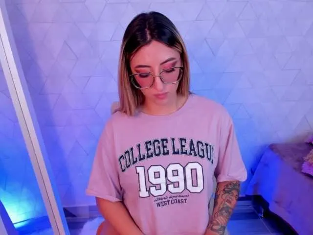 Live sex webcam photo for Sabrina-Montana #277336175