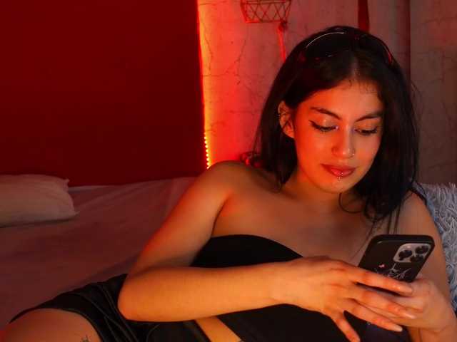 Live sex webcam photo for SahoriKamari #277139957