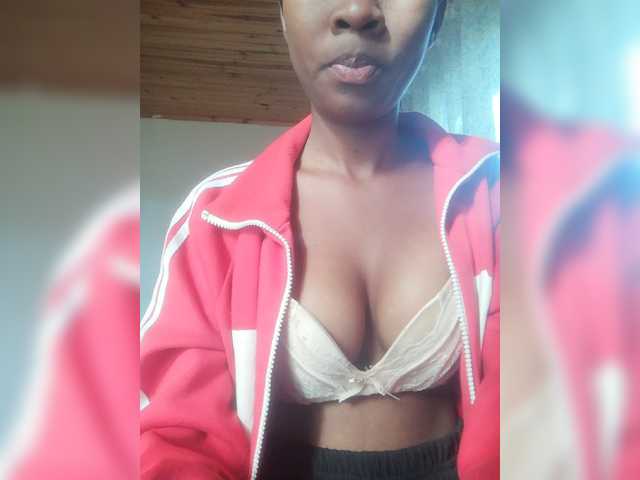 Live sex webcam photo for Saida121 #275533645