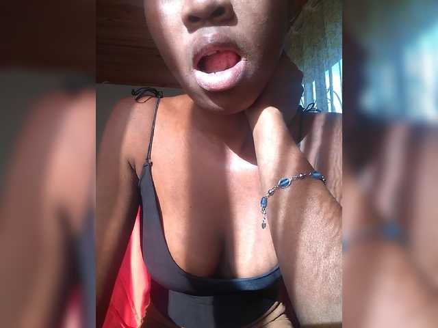 Live sex webcam photo for Saida121 #275543777