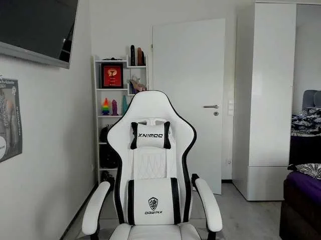 Live sex webcam photo for SallySecret #276233690