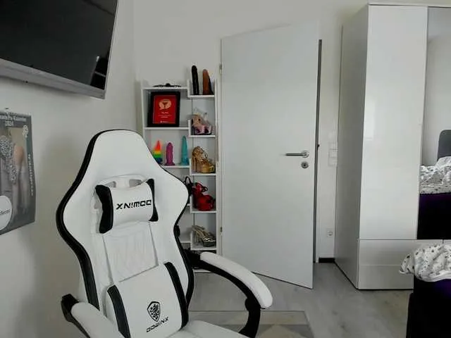 Live sex webcam photo for SallySecret #276403315