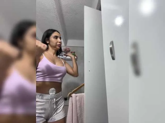 Live sex webcam photo for SallyeLeins #290990385