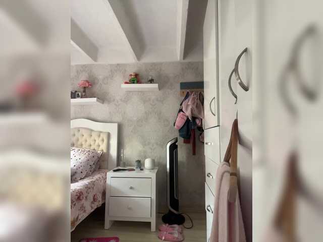 Live sex webcam photo for SallyeLeins #291528525