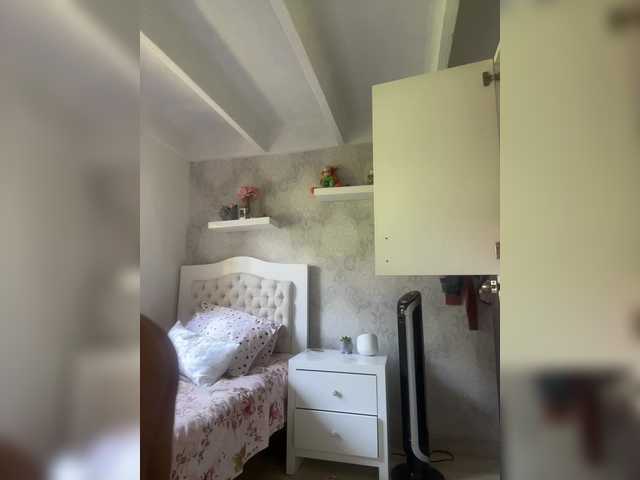 Live sex webcam photo for SallyeLeins #291564816