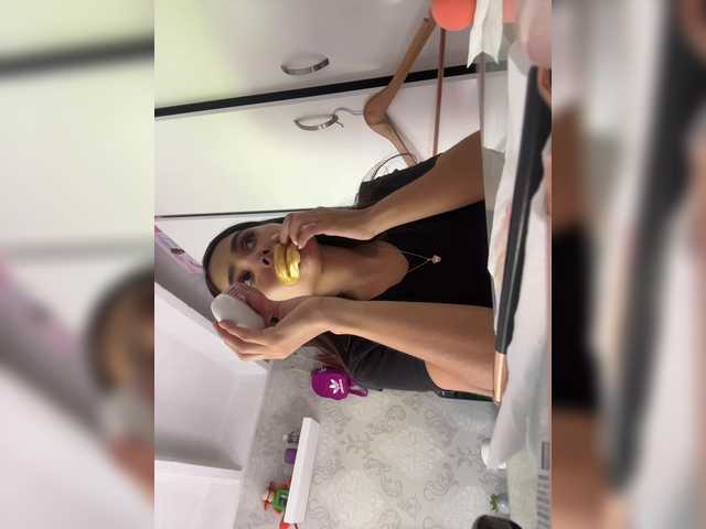 Live sex webcam photo for SallyeLeins #291665301