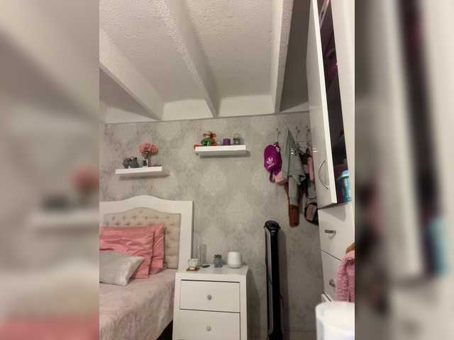 Live sex webcam photo for SallyeLeins #291668828