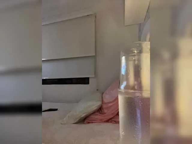 Live sex webcam photo for SallyeLeins #291719986