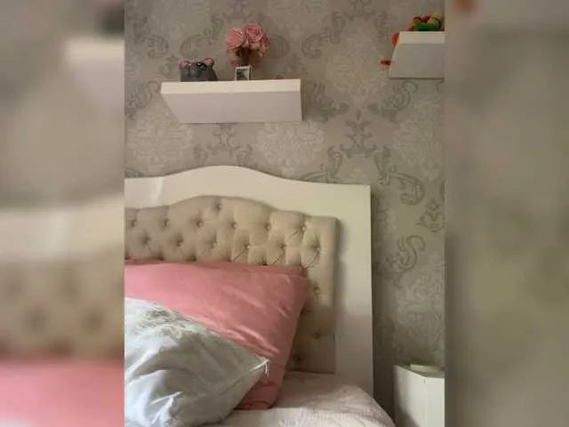 Live sex webcam photo for SallyeLeins #291754287