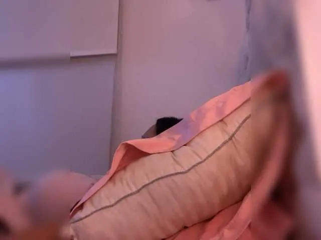 Live sex webcam photo for SallyeLeins #291765128