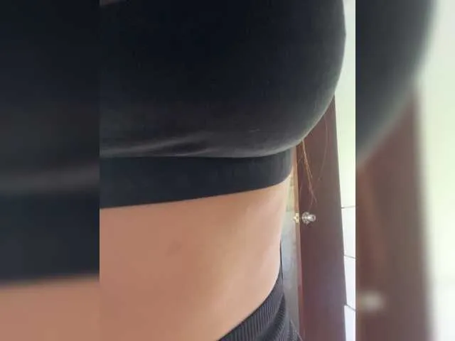 Live sex webcam photo for SallyeLeins #291943192