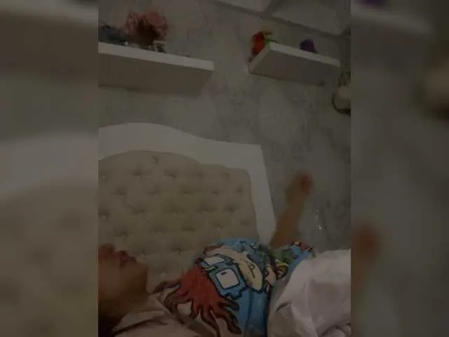 Live sex webcam photo for SallyeLeins #291986243