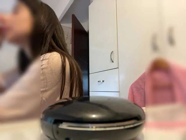 Live sex webcam photo for SallyeLeins #292051246