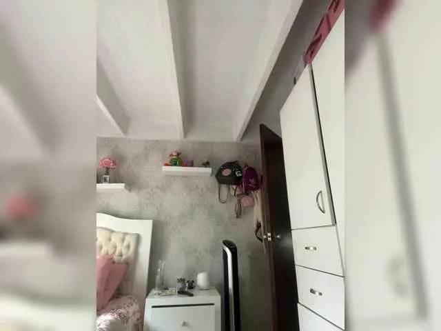 Live sex webcam photo for SallyeLeins #292074984