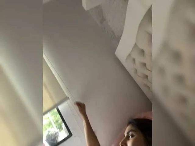 Live sex webcam photo for SallyeLeins #292081599