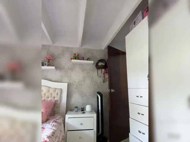 Live sex webcam photo for SallyeLeins #292091028