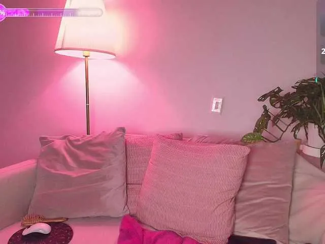 Live sex webcam photo for SallyeLeins #292118882