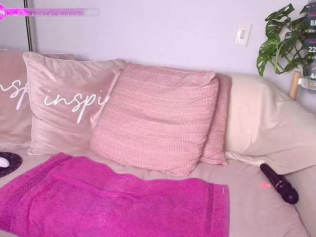 Live sex webcam photo for SallyeLeins #292125816