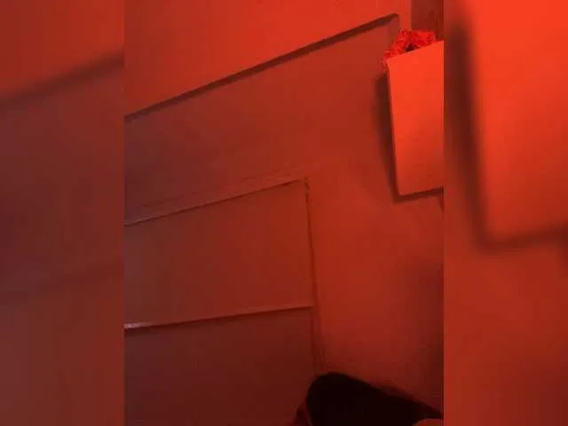 Live sex webcam photo for SallyeLeins #292134618