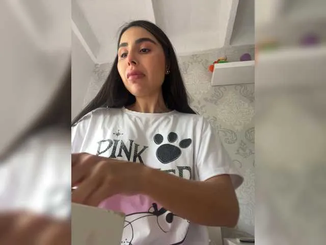 Live sex webcam photo for SallyeLeins #292157725