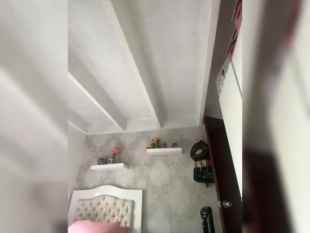 Live sex webcam photo for SallyeLeins #292178823