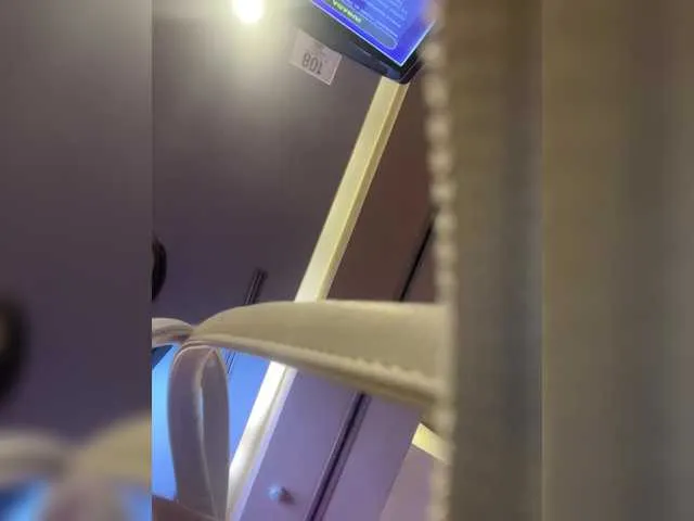 Live sex webcam photo for SallyeLeins #292194605