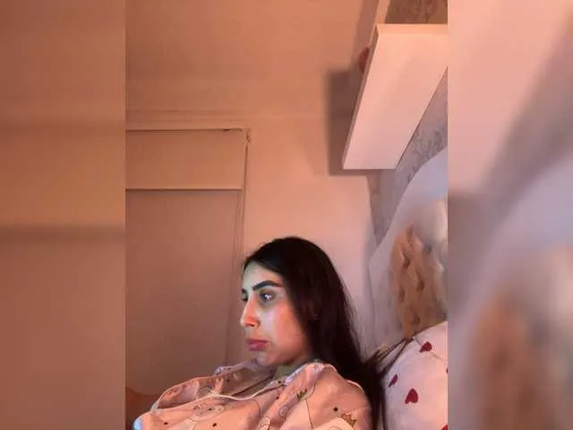 Live sex webcam photo for SallyeLeins #292274743