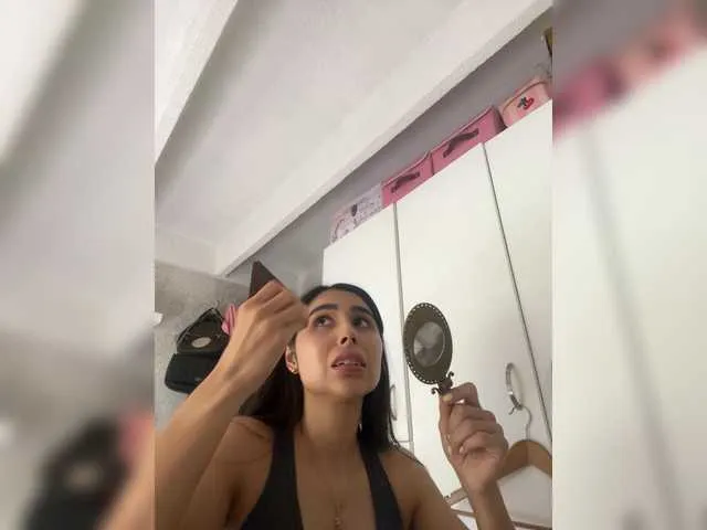 Live sex webcam photo for SallyeLeins #292285689