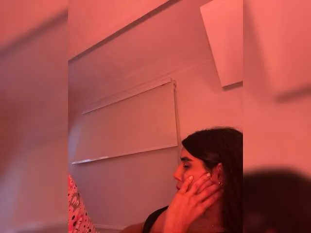 Live sex webcam photo for SallyeLeins #292288847