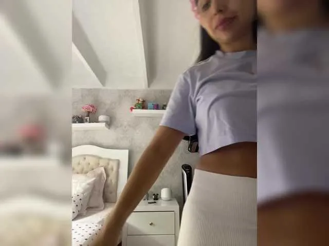 Live sex webcam photo for SallyeLeins #292364252